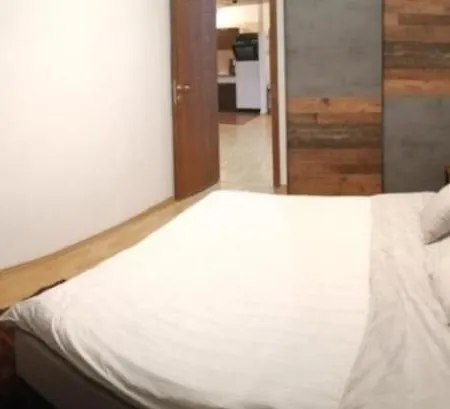 2 - Clique Boutique - Parking - Free Wi-fi Apartment